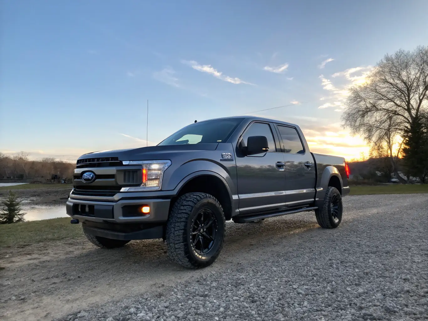 A detailed photograph of a 2020 Ford F-150 at a US car auction, showcasing its ruggedness and towing capabilities. The image should appeal to buyers in Panama looking for a reliable work truck.
